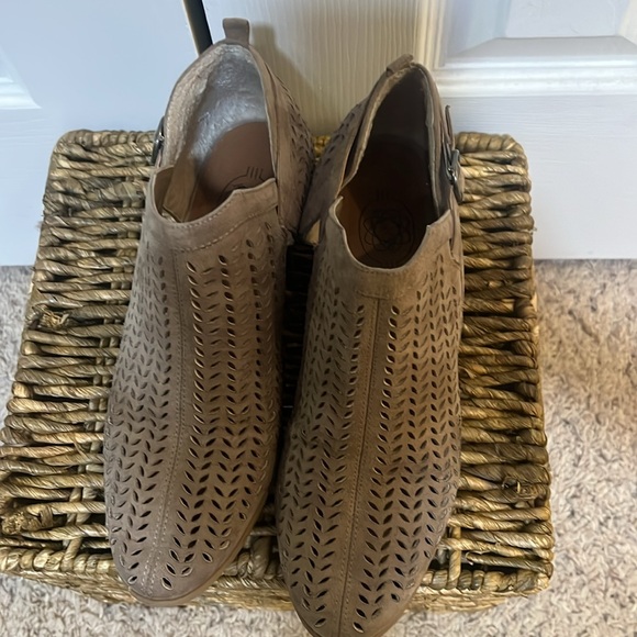 Brown/tan Hocus Pocus booties. Size 7 - Picture 2 of 3